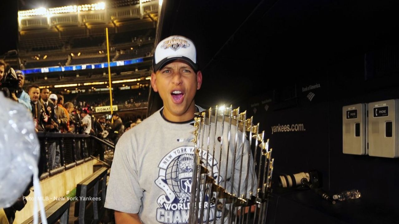 Alex Rodríguez con el trofeo en 2009