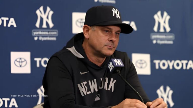 Aaron Boone en rueda de prensa con Yankees