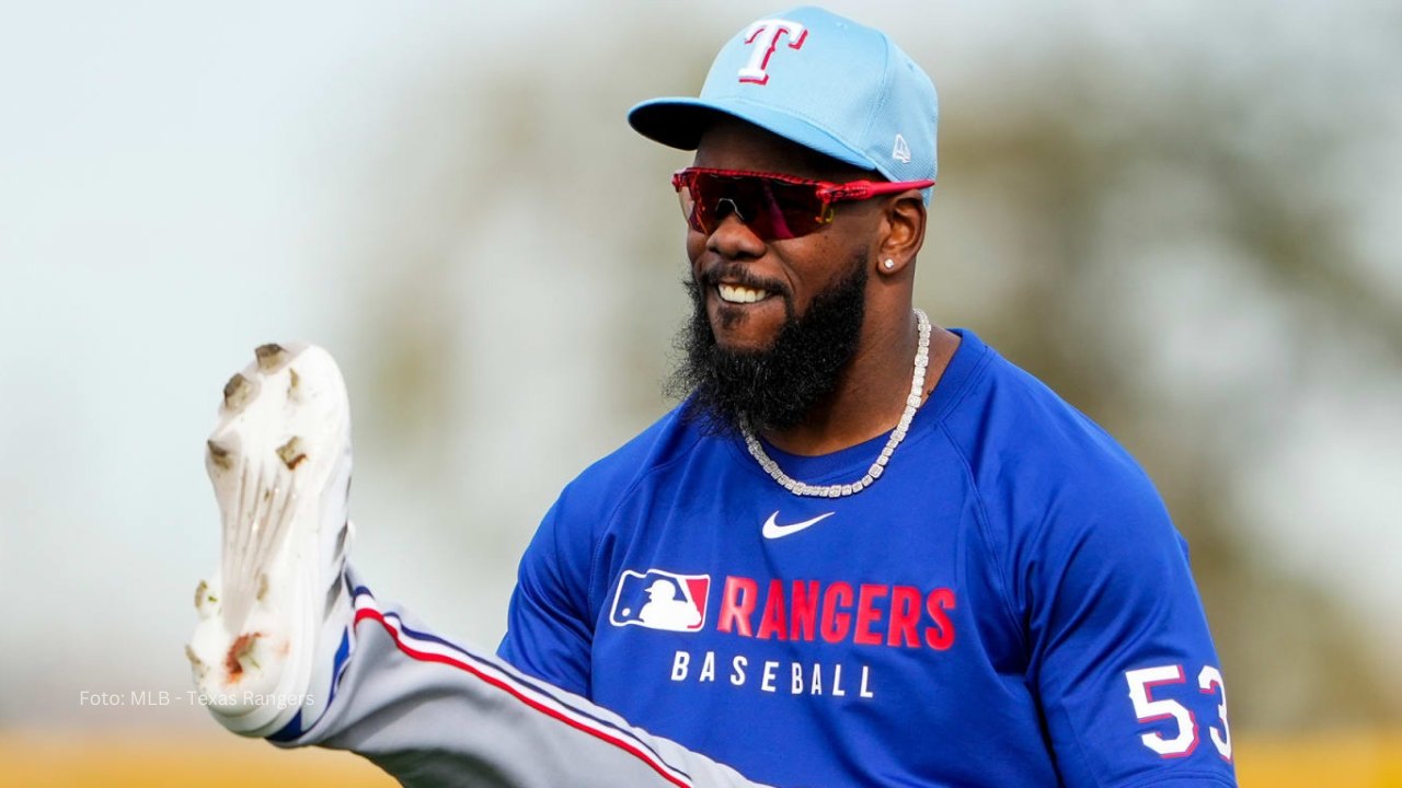 Adolis García en una practica con Texas Rangers