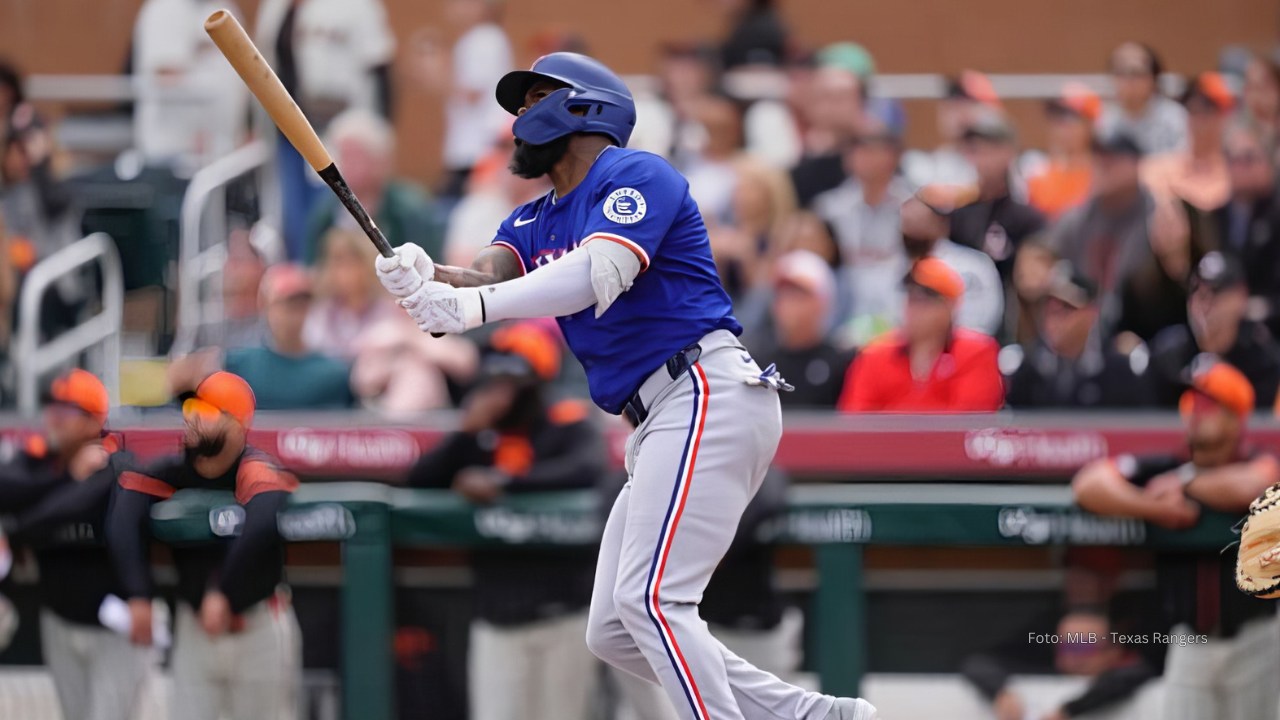 Adolis García con uniforme de Texas Rangers