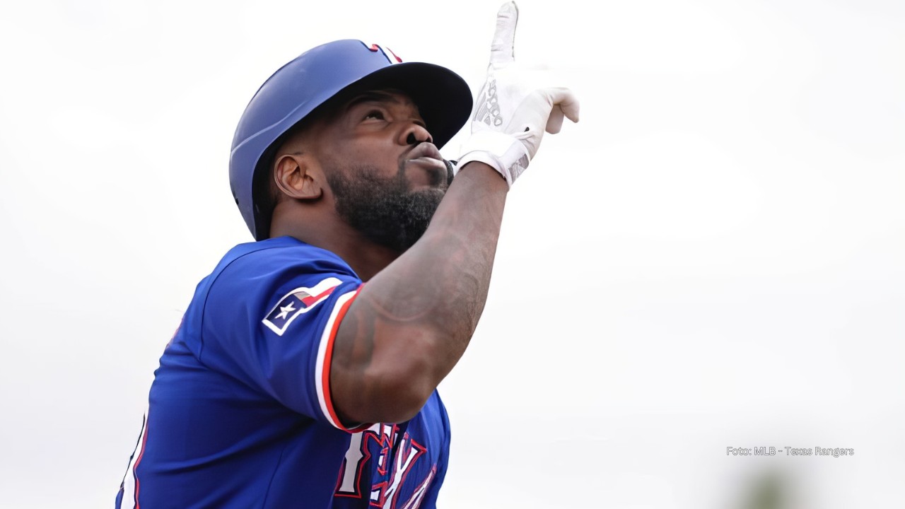 Adolis García con uniforme de Texas Rangers