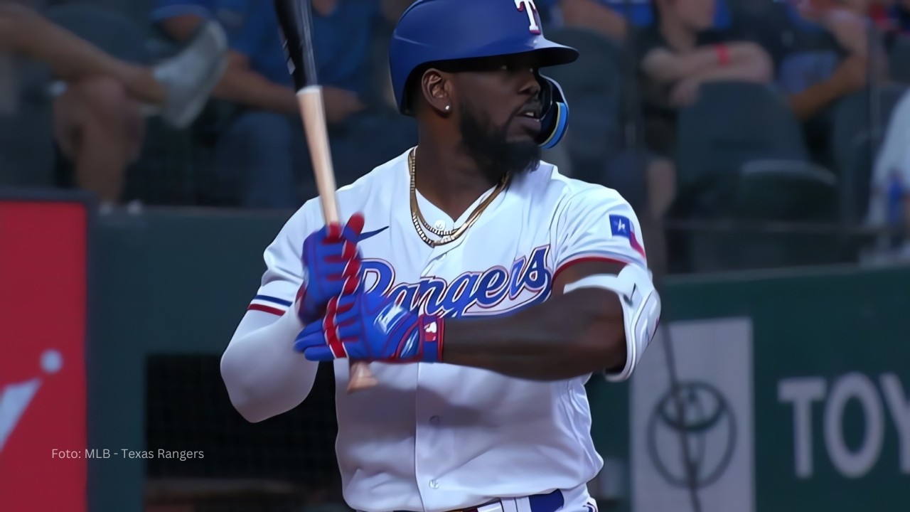 Adolis García tomando un turno con Texas Rangers