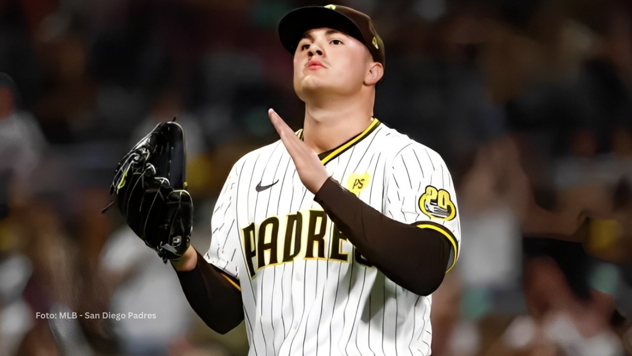 Adrián Morejón en un juego con San Diego Padres