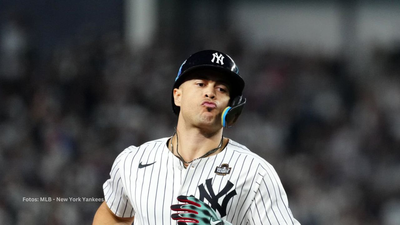 Giancarlo Stanton uniformado de New York Yankees