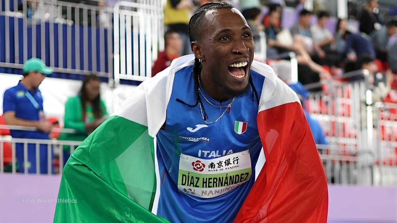 Andy Diaz celebrando con la bandera de Italia