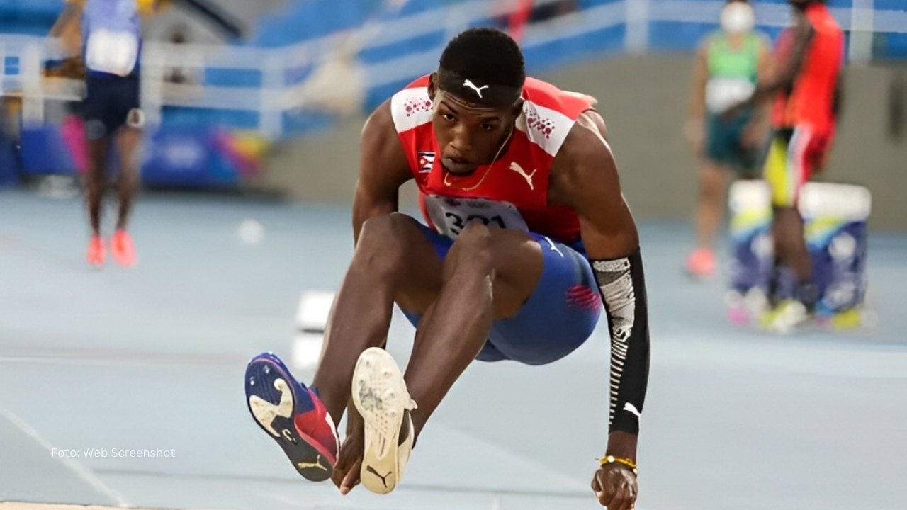 Andy Hechavarría en una prueba de salto