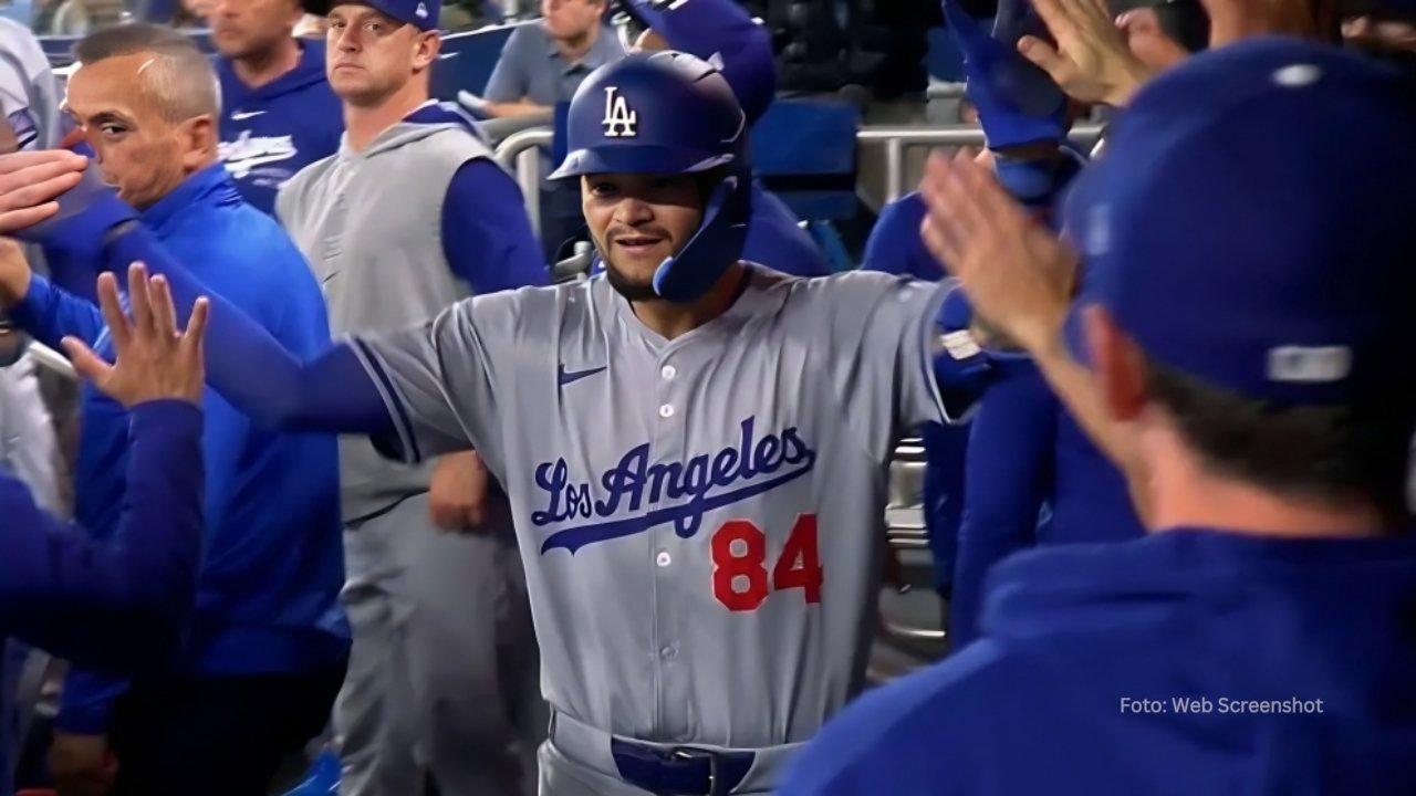 Andy Pages celebrando en el dugout con Los Angeles Dodgers