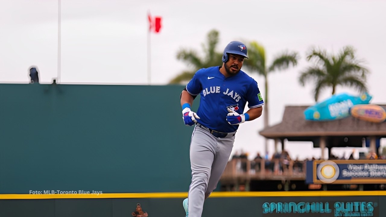 Anthony Santander recorriendo las bases con Toronto Blue Jays