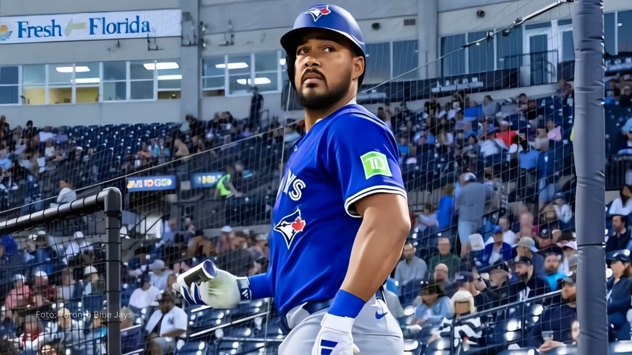 Anthony Santander esperando para batear con Toronto Blue Jays