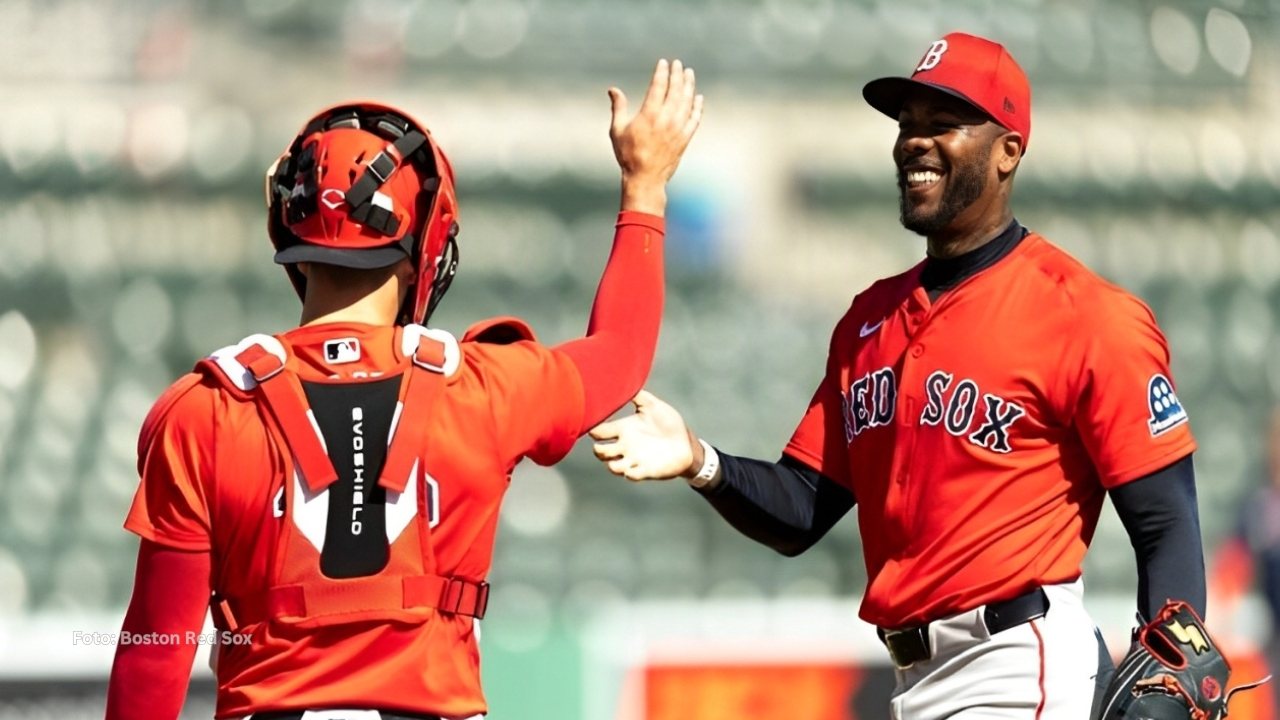 Aroldis Chapman celebra con su receptor