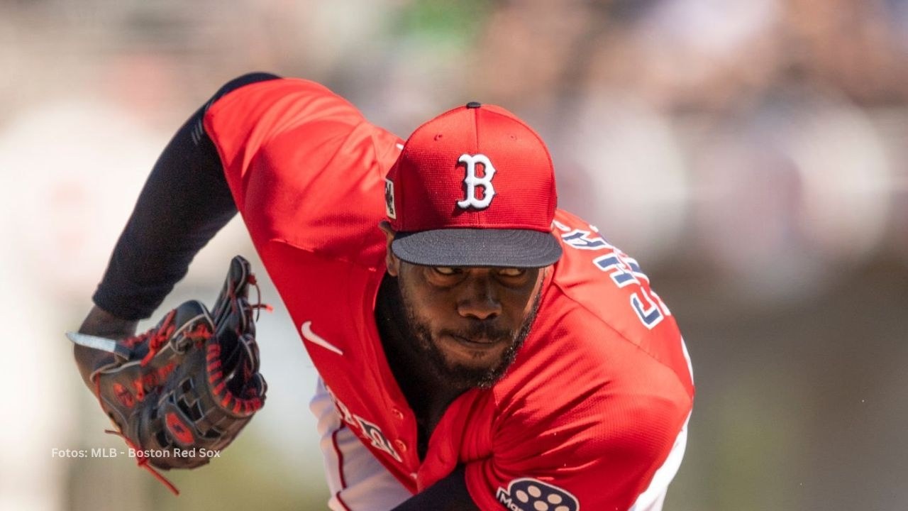 Aroldis Chapman lanzando con Boston Red Sox