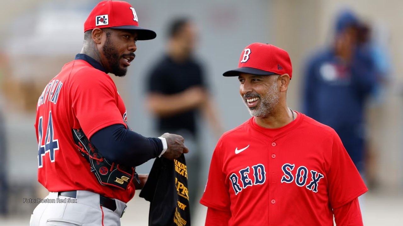 Aroldis Chapman junto a Alex Cora en una practica