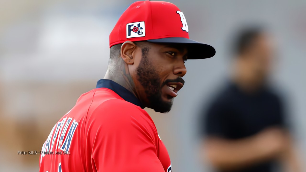 Aroldis Chapman en una practica con el uniforme de Boston Red Sox