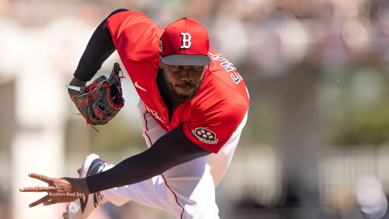 Aroldis Chapman lanzando con Boston Red Sox en MLB