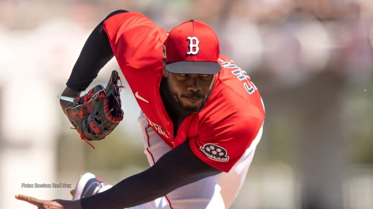 Aroldis Chapman lanzando con el conjunto de Boston Red Sox. Cubanos en MLB