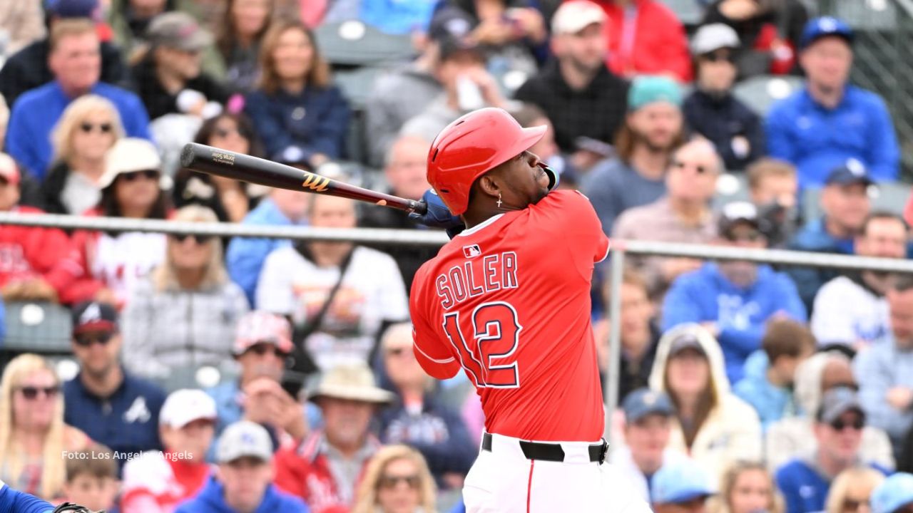 Jorge Soler con el uniforme de Los Angeles Angels