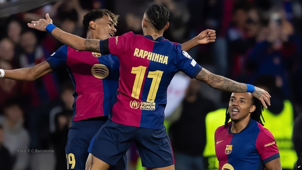 Lamine Yamal, Raphina y Kounde celebrando un gol con Barcelona