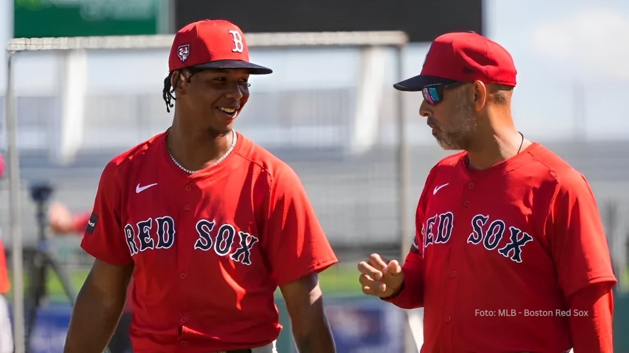 Brayan Bello junto a Alex Cora