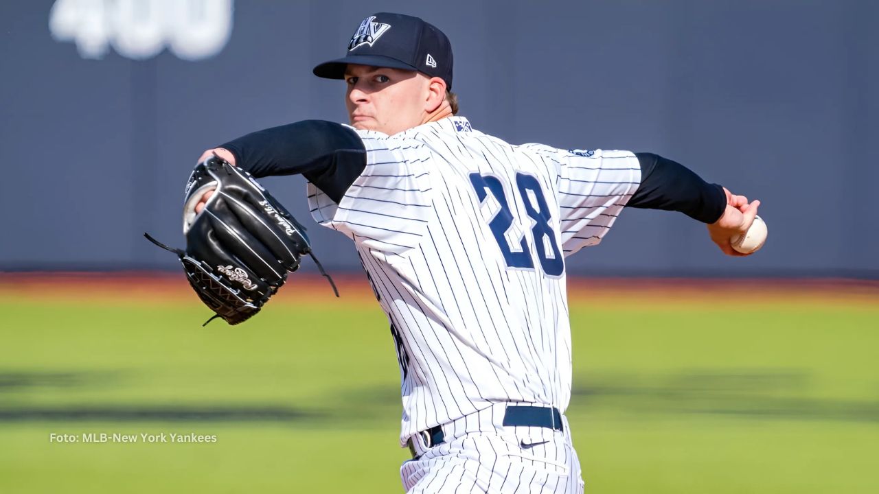 Chase Hampton lanzando con Yankees