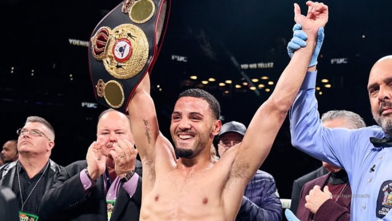 Cubano Yoenis Téllez en pelea de boxeo