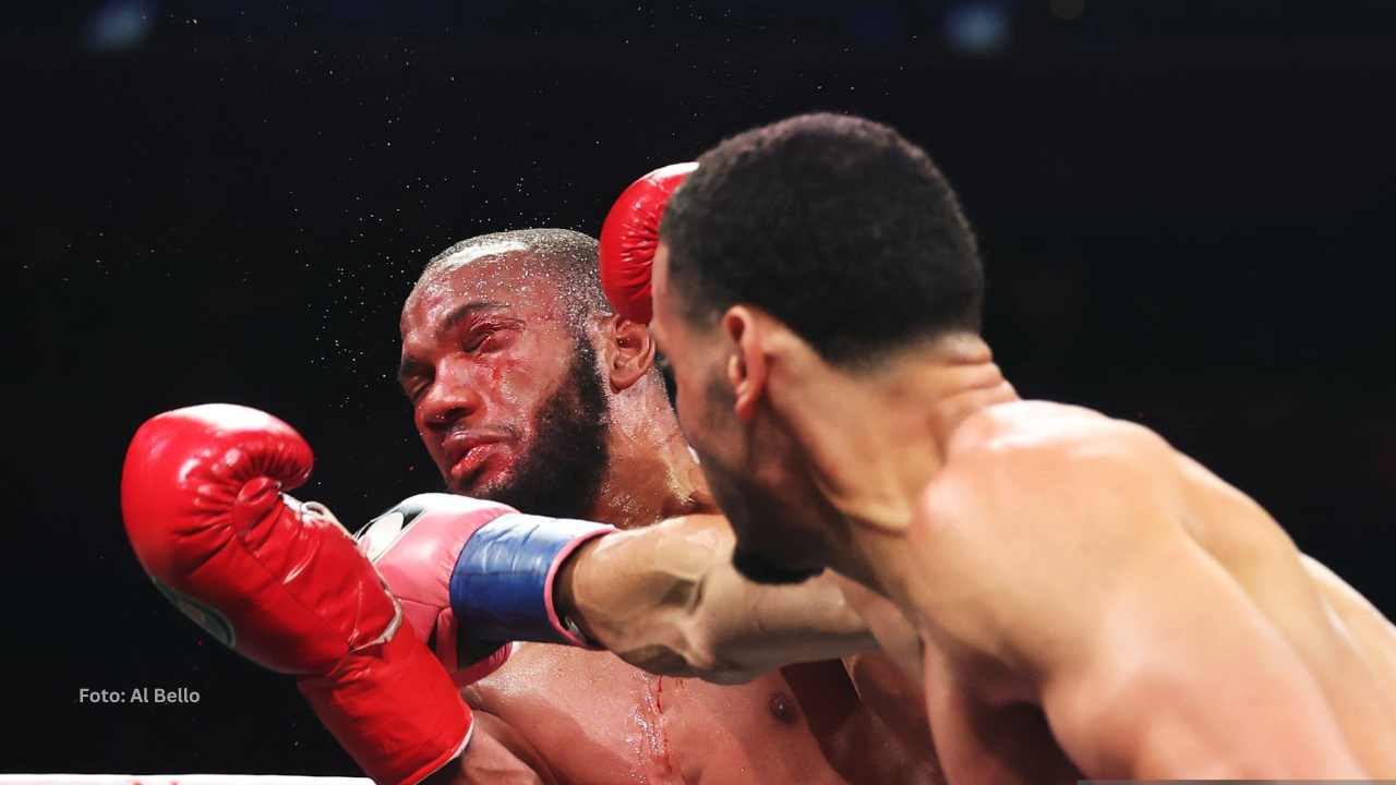 Yoenis Téllez golpeando a su rival en el rostro