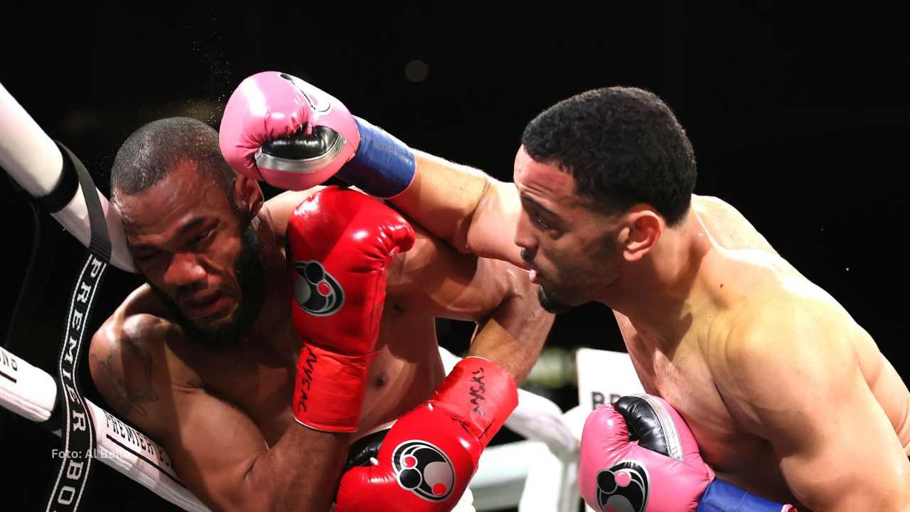 Yoenis Téllez golpeando a su rival en el rostro