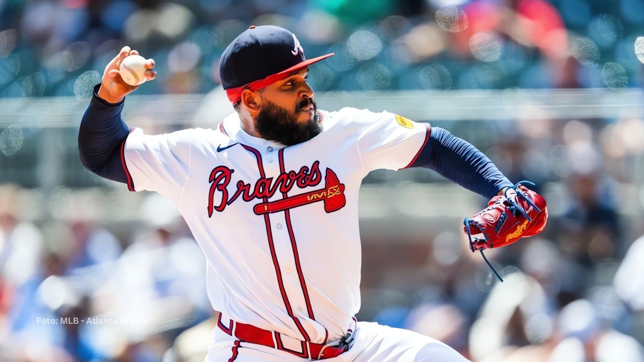 Daysbel Hernández lanzando con Atlanta Braves