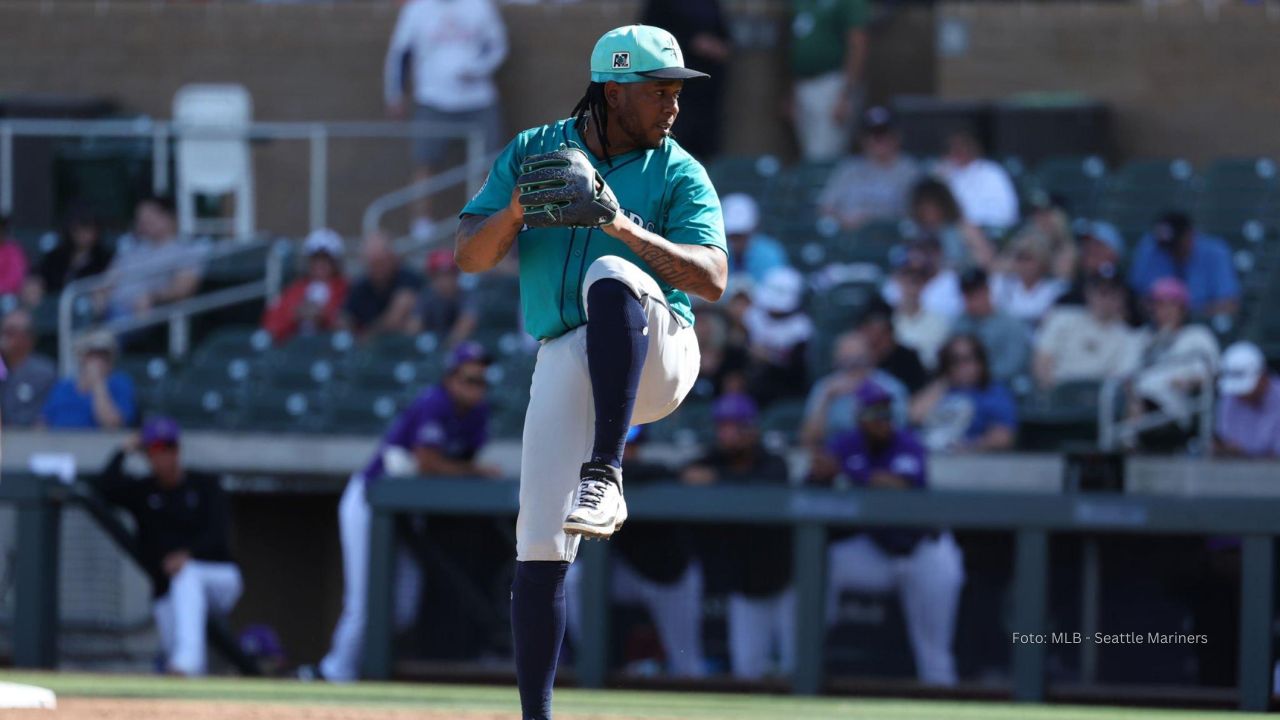 Neftali Feliz lanzando con Seattle Mariners