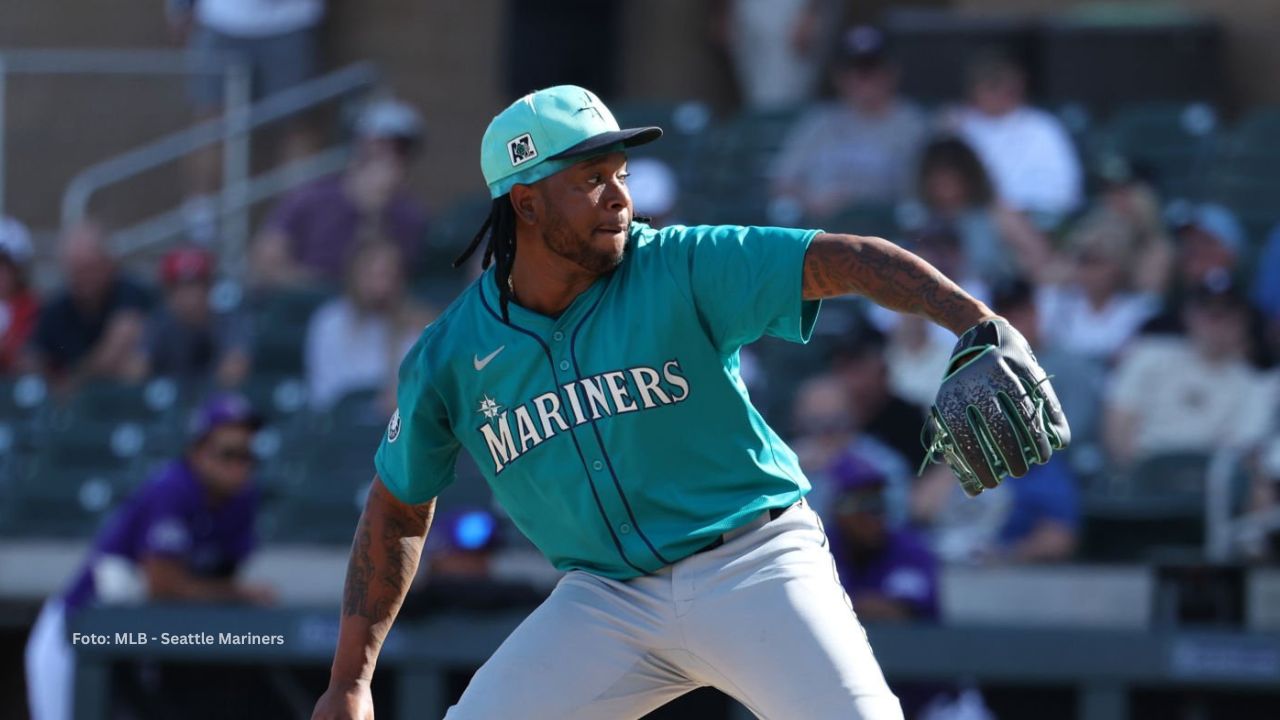 Neftali Feliz lanzando con Seattle Mariners