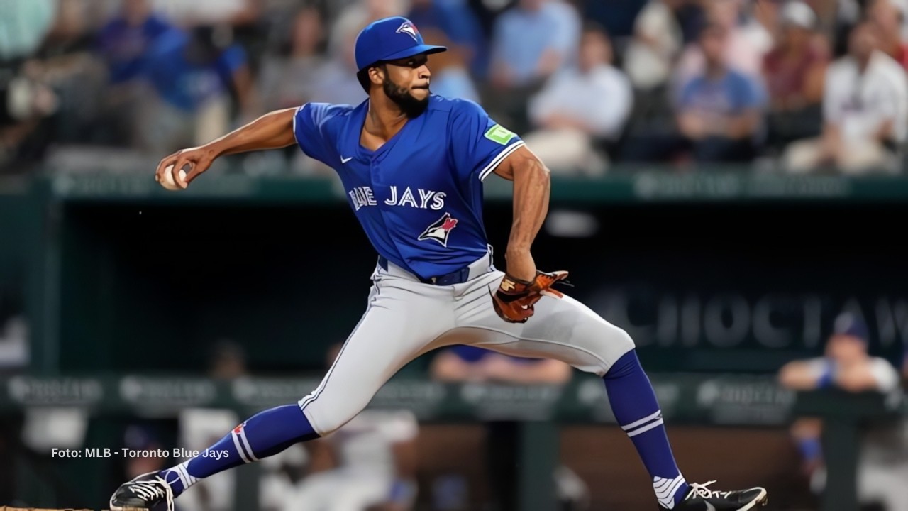 Dillon Tate lanzando con Toronto Blue Jays