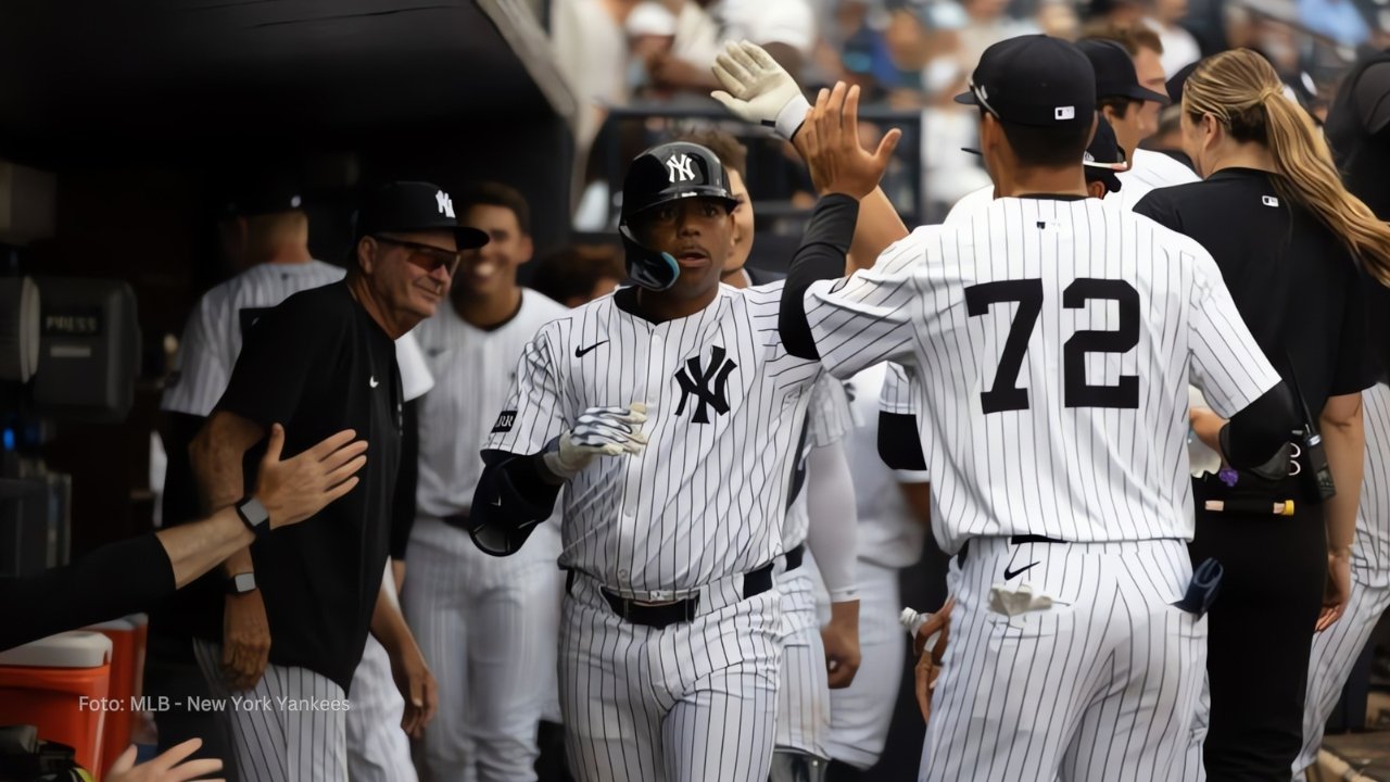 Dominic Smith en el dugout de New York Yankees