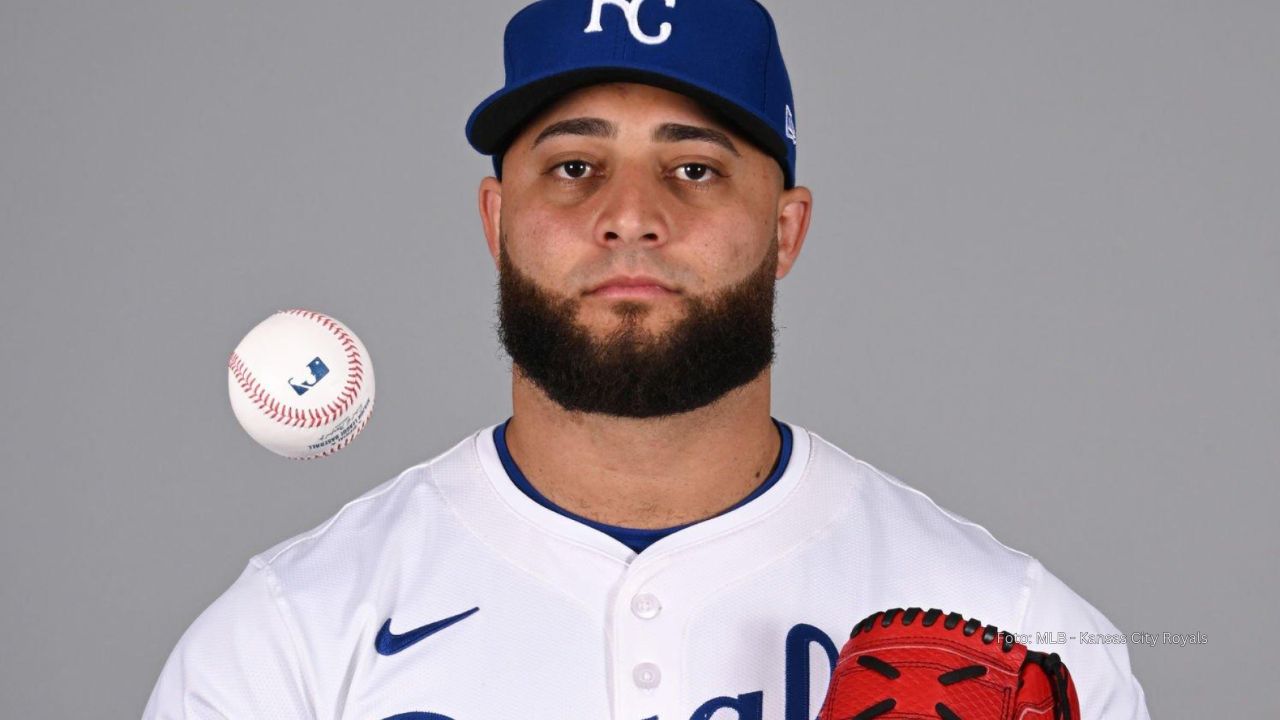 Junior Fernandez con uniforme de Kansas City Royals