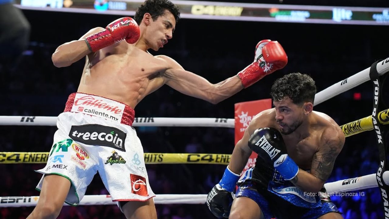 Rafael Espinoza y Robeisy Ramirez en un duelo de boxeo