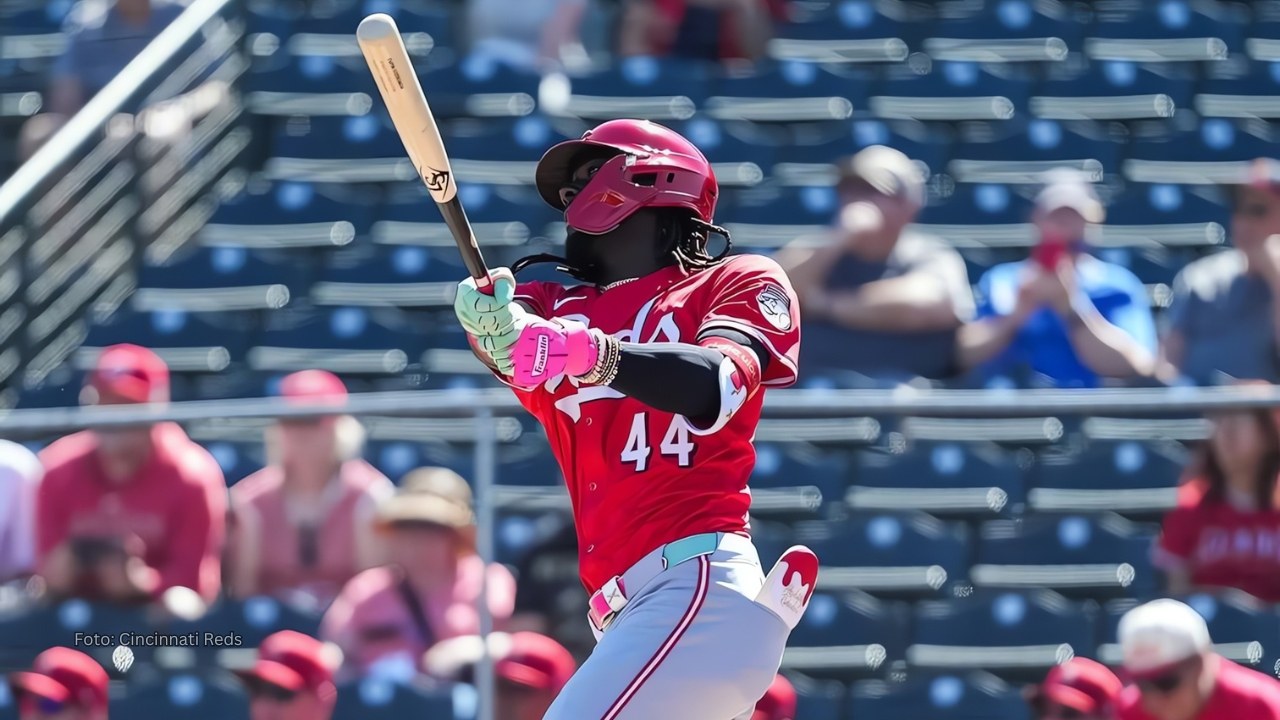 Elly De La Cruz bateando con Cincinnati Reds