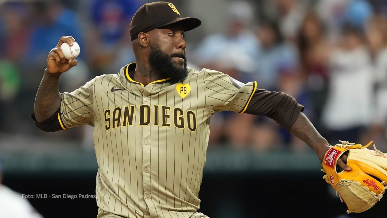 Enyel De Los Santos lanzando con San Diego Padres