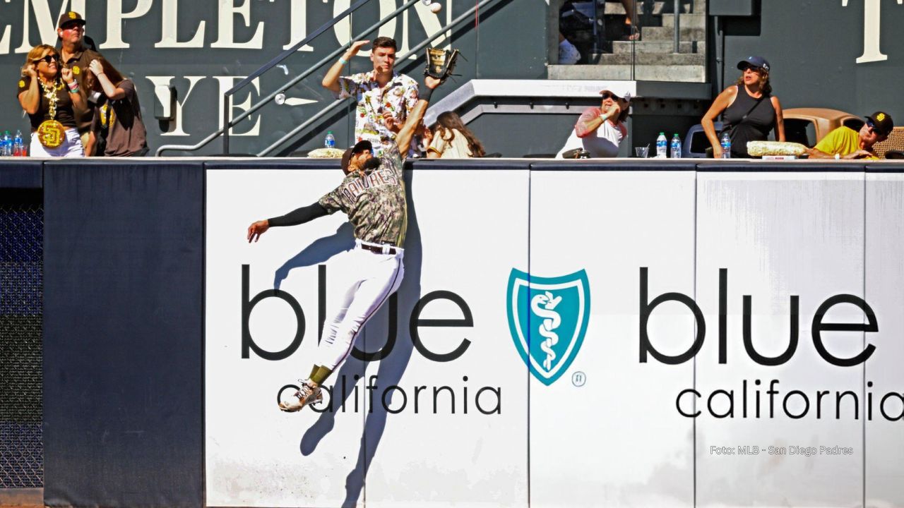 Fernando Tatis Jr atrapada en el Petco Park