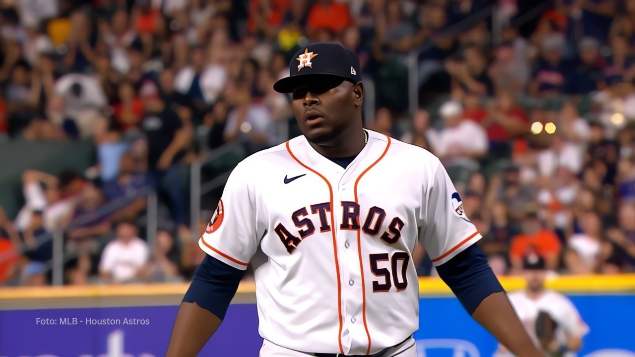 Hector Neris con el uniforme de Houston Astros