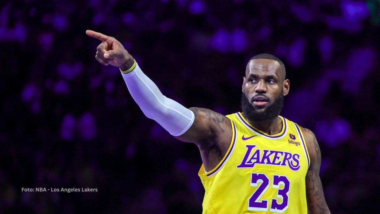 LeBron James con el uniforme Los Angeles Lakers