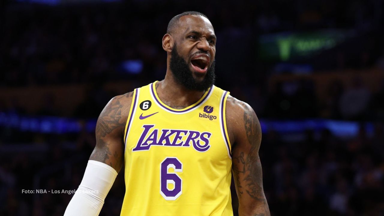 LeBron James con el uniforme Los Angeles Lakers