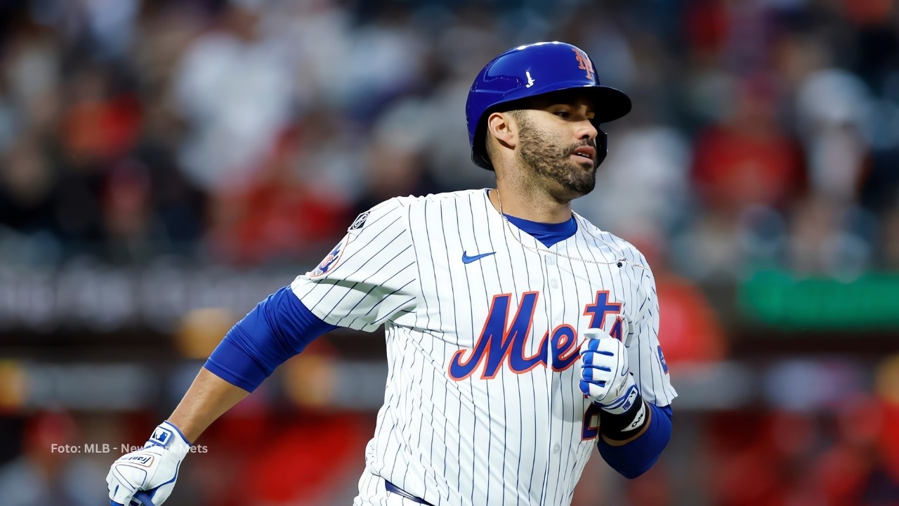 JD Martínez recorriendo las bases con New York Mets