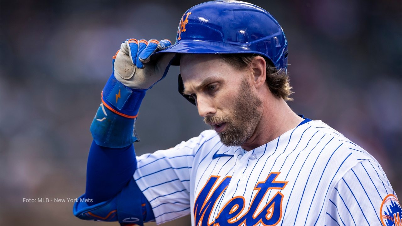 Jeff McNeil retirándose de un juego con New York Mets