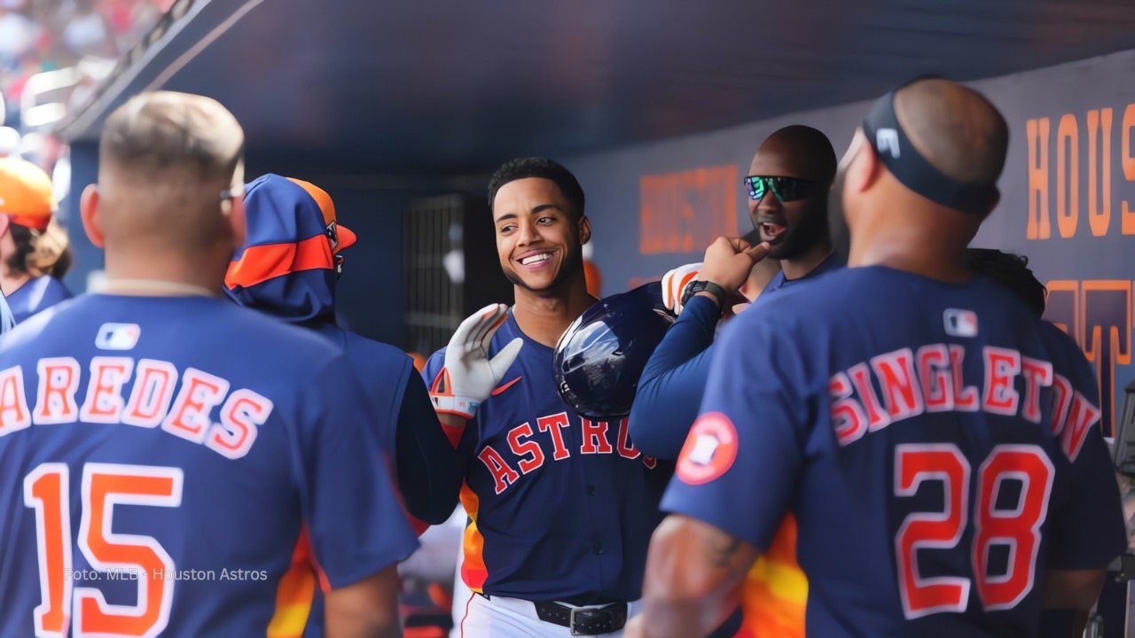 Jeremy Peña celebra cuadrangular en el dugout de Houston Astros