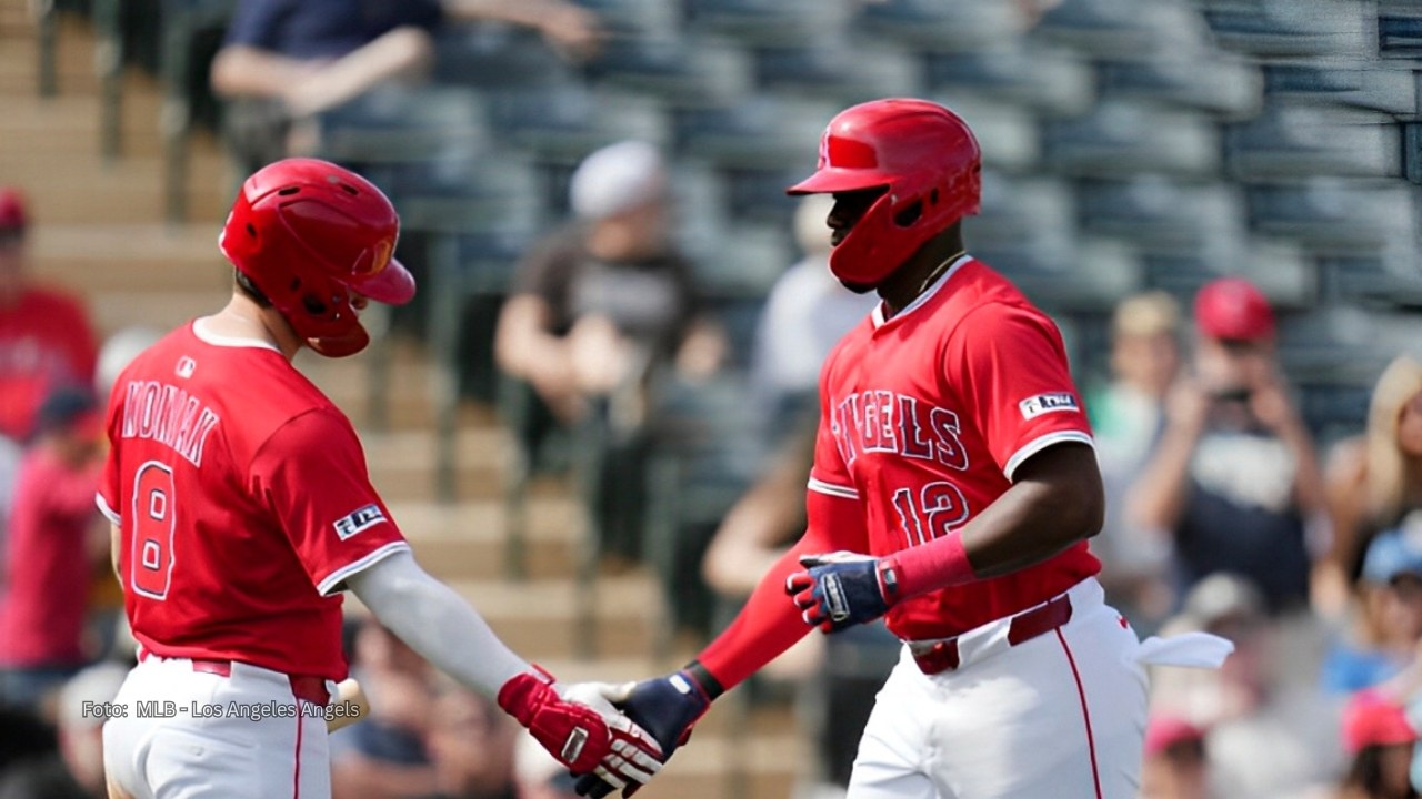 Jorge Soler celebra con Mickey Moniak un cuadrangular