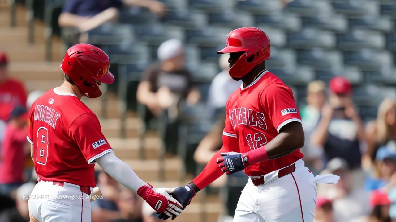 Jorge Soler celebra con Mickey Moniak