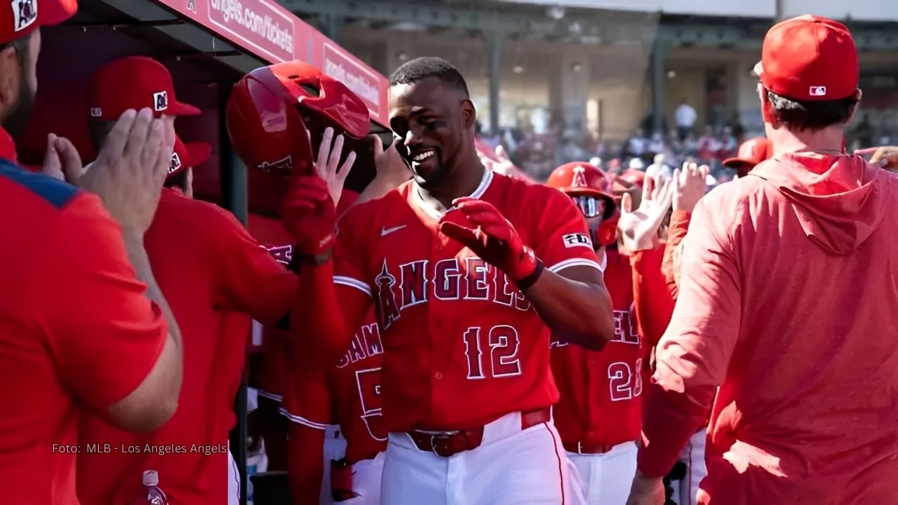 Jorge Soler celebra en el dugout de Los Angeles Angels