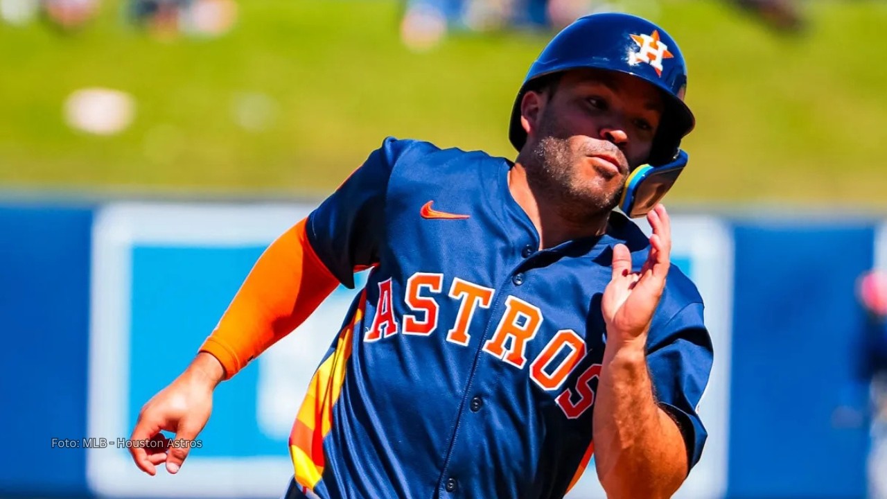 Jose Altuve recorriendo las almohadillas