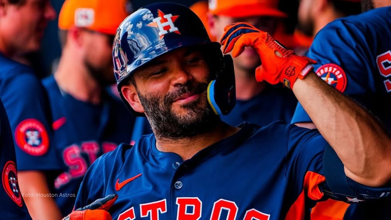 Jose Altuve celebra en el dugout de Houston Astros