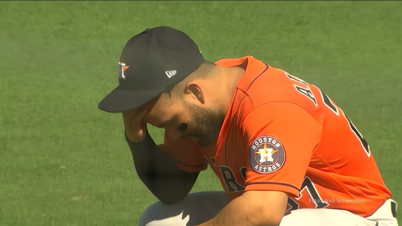 Jose Altuve lamentándose por el error cometido