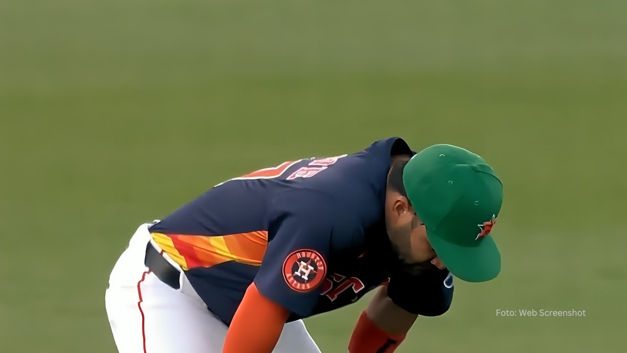 Jose Altuve lamentándose en los jardines tras cometer un error