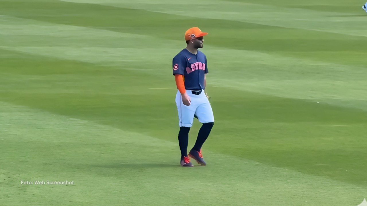 Jose Altuve en los jardines en el Spring Training